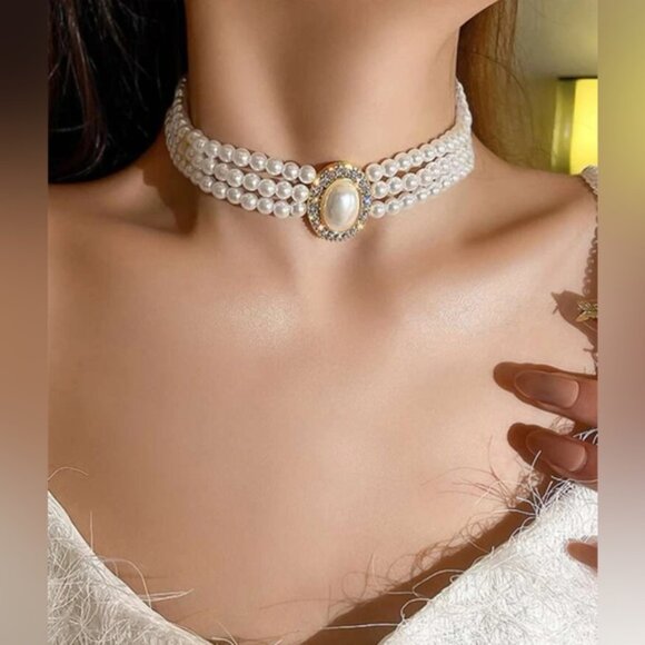 ✨✨ Elegant Triple-Strand Pearl Choker with Opalescent Centerpiece✨ - Picture 2 of 9